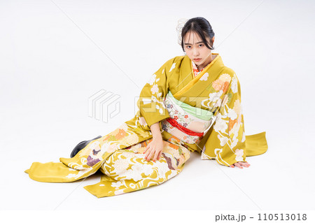 振り袖の若い女性 振り袖の若い女性 110513018