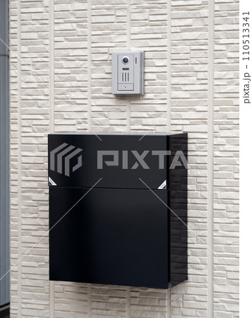 住宅の玄関に設置された郵便受け 110513341
