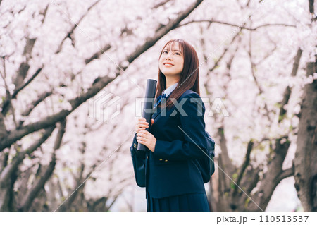 桜を背景に卒業証書を持つ高校生(女子高生) 桜を背景に卒業証書を持つ高校生(女子高生) 110513537