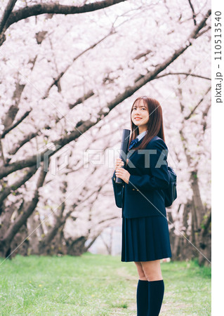 桜を背景に卒業証書を持つ高校生（女子高生） 110513540