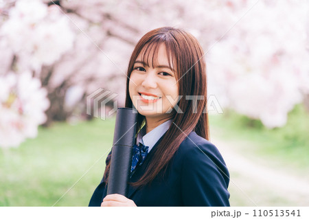 桜を背景に卒業証書を持つ高校生(女子高生) 桜を背景に卒業証書を持つ高校生(女子高生) 110513541