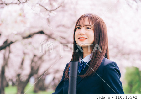 桜を背景に卒業証書を持つ高校生（女子高生） 110513542