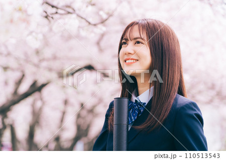 桜を背景に卒業証書を持つ高校生（女子高生） 110513543