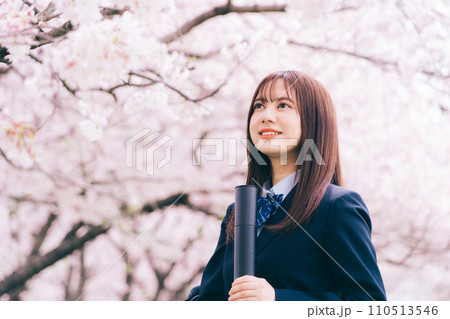 桜を背景に卒業証書を持つ高校生（女子高生） 110513546