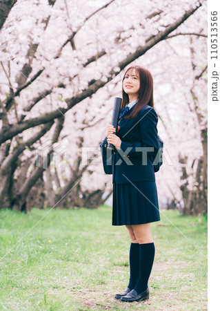 桜を背景に卒業証書を持つ高校生(女子高生) 桜を背景に卒業証書を持つ高校生(女子高生) 110513566