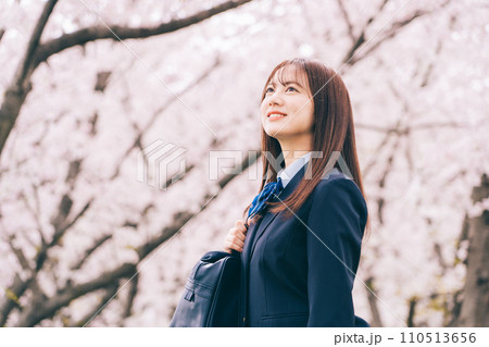 桜背景の高校生（女子高生） 110513656