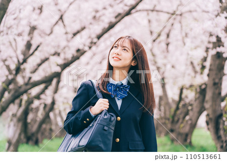 桜背景の高校生（女子高生） 110513661