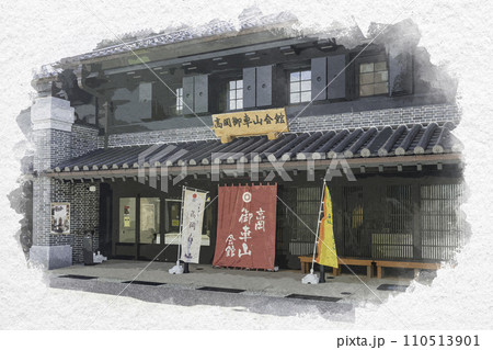 水彩画風　高岡　金屋町　千本格子の家並み　富山県高高岡　山町筋の町並み　高岡御車山会館　富山県高岡市 110513901