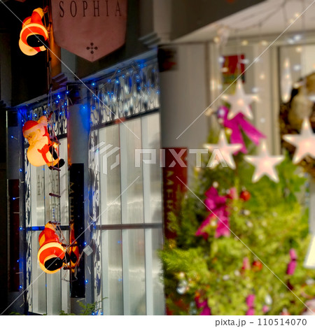 クリスマスの夜の繁華街~サンタクロースのオブジェ,飾り付け クリスマスの夜の繁華街~サンタクロースのオブジェ,飾り付け 110514070