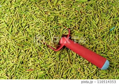 Green filler for cat litter box close up 110514353