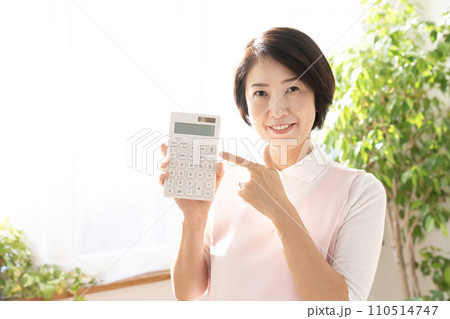 電卓を持って微笑む女性 110514747
