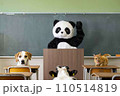 学校の教壇に立つパンダと動物 110514819