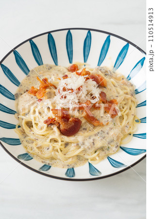 spaghetti with truffle cream sauce and mushroom spaghetti with truffle cream sauce and mushroom 110514913