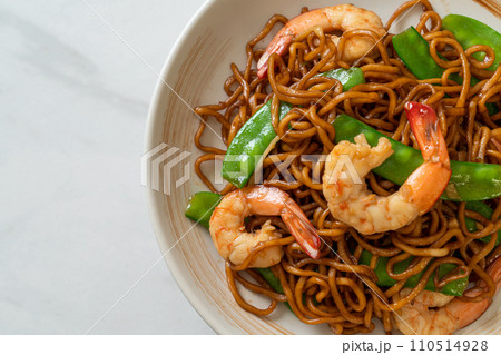 stir-fried yakisoba noodles with green peas and shrimps stir-fried yakisoba noodles with green peas and shrimps 110514928