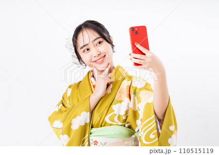 振り袖でスマホを使う若い女性 振り袖でスマホを使う若い女性 110515119