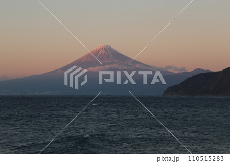 土肥海岸からの綺麗な夕陽と富士山 110515283