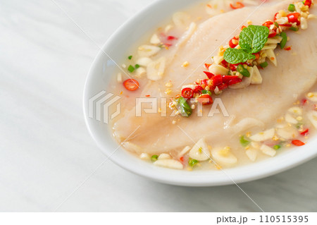 Steamed Fish in Spicy Lemon Sauce 110515395