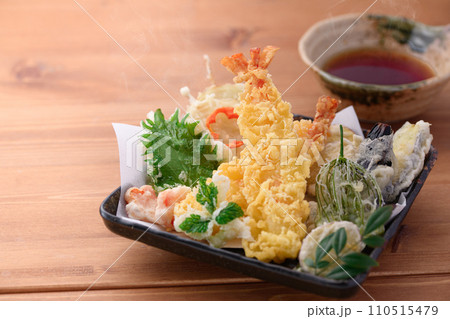 揚げたて熱々の天ぷら盛り合わせ　海老天 110515479