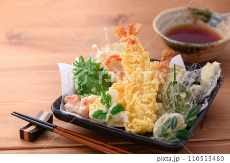 揚げたて熱々の天ぷら盛り合わせ 海老天 揚げたて熱々の天ぷら盛り合わせ 海老天 110515480