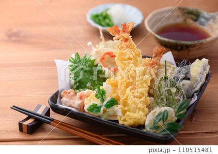 揚げたて熱々の天ぷら盛り合わせ　海老天 110515481