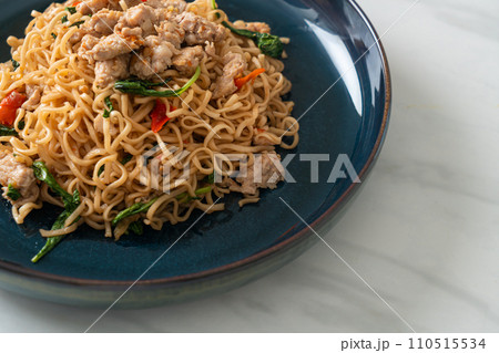stir-fried instant noodles with basil and minced pork 110515534