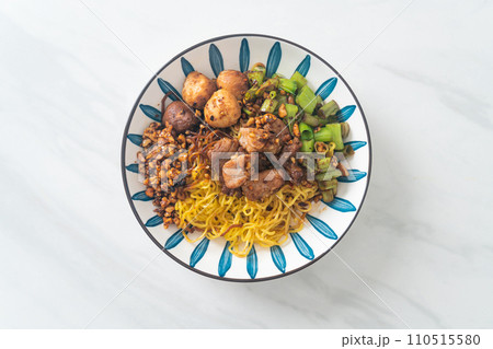 dried egg noodle with pork and meatball 110515580