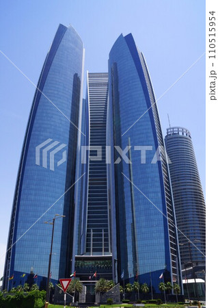 UAE アブダビ コルニッシュロード沿いの高層ビル 110515954
