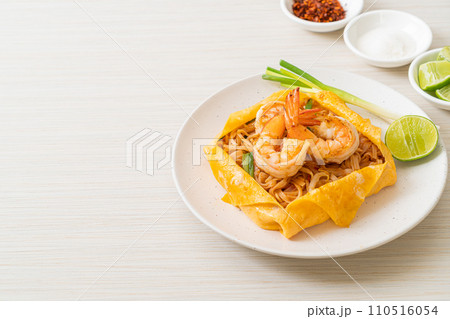 Thai stir fried noodles with shrimps and egg wrap (Pad Thai) Thai stir fried noodles with shrimps and egg wrap (Pad Thai) 110516054