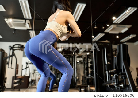 スクワットで下半身を鍛える女性 スクワットで下半身を鍛える女性 110516606