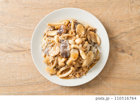 Stir fried mixed mushroom with oyster sauce 110516764