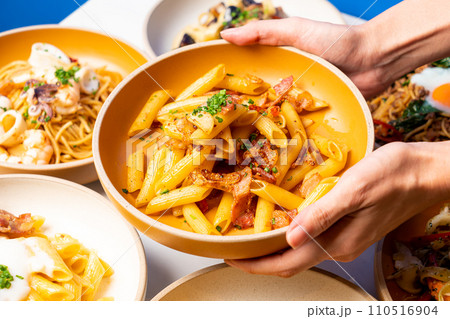 penne pasta with garlic chili bacon 110516904