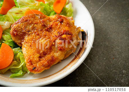 teppanyaki chicken steak with cabbage and carrot 110517058