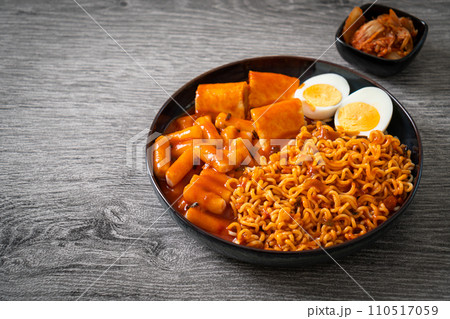 Korean instant noodles with Korean rice cake and fish cake and boiled egg Korean instant noodles with Korean rice cake and fish cake and boiled egg 110517059