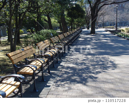 日比谷公園・木陰のベンチ 110517228
