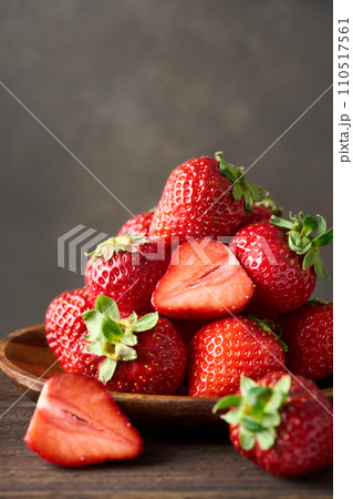 山盛りのイチゴ 山盛りのイチゴ 110517561
