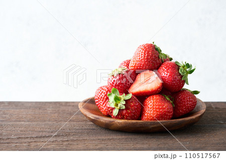 山盛りのイチゴ 山盛りのイチゴ 110517567