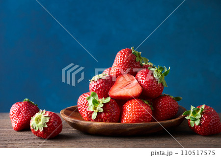 山盛りのイチゴ 110517575