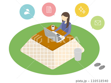 こたつでPC操作する一人の女性 110518540