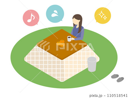 こたつで温まる一人の女性 110518541