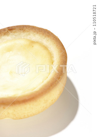 一口サイズのチーズタルトを白背景で撮影 110518721