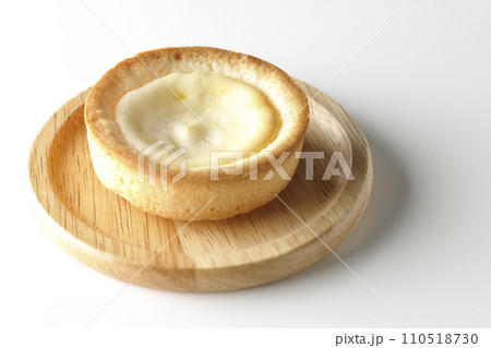 一口サイズのチーズタルトを白背景で撮影 110518730