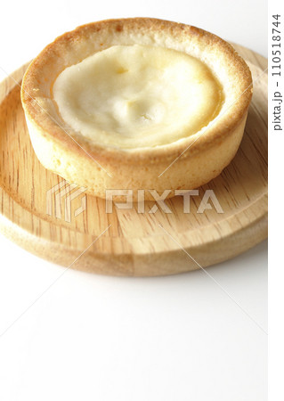 一口サイズのチーズタルトを白背景で撮影 一口サイズのチーズタルトを白背景で撮影 110518744