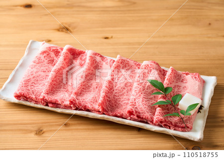 皿に盛り付けたすき焼き肉 国産和牛 肩ロース 皿に盛り付けたすき焼き肉 国産和牛 肩ロース 110518755