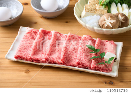 皿に盛り付けたすき焼き肉　国産和牛　肩ロース 110518756