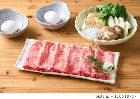 皿に盛り付けたすき焼き肉　国産和牛　肩ロース 110518757