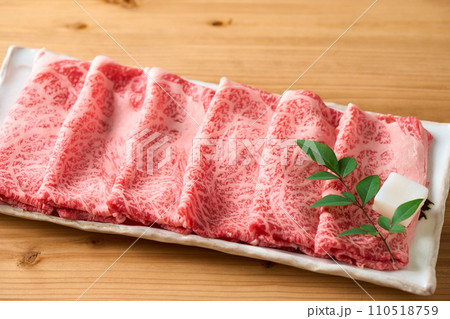 皿に盛り付けたすき焼き肉　国産和牛　肩ロース 110518759