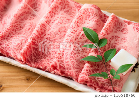皿に盛り付けたすき焼き肉　国産和牛　肩ロース 110518760