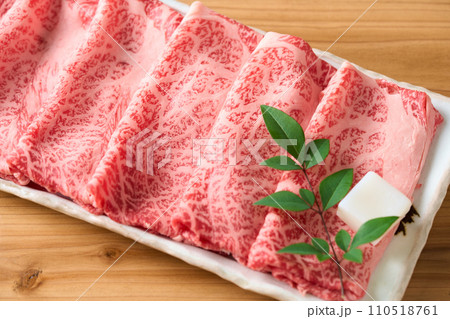 皿に盛り付けたすき焼き肉　国産和牛　肩ロース 110518761