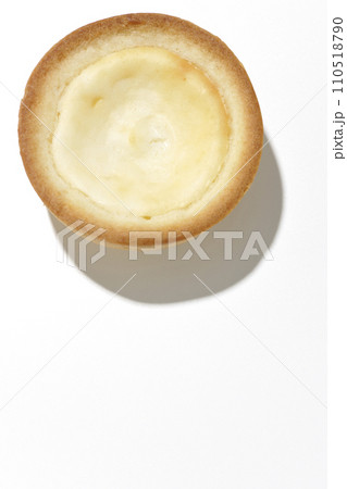 一口サイズのチーズタルトを白背景で俯瞰撮影 110518790