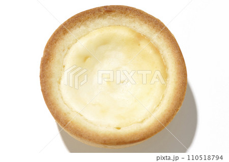 一口サイズのチーズタルトを白背景で俯瞰撮影 一口サイズのチーズタルトを白背景で俯瞰撮影 110518794